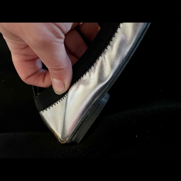 Silver metallic/Black Girls/youth Sz6 “Old Navy” elastic back ballet flats - Picture 2 of 5